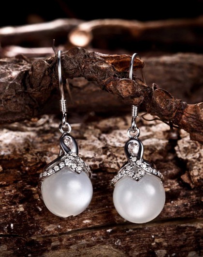 選擇哪種類型的(de)耳環會(huì)讓你(nǐ)的(de)氣質提升