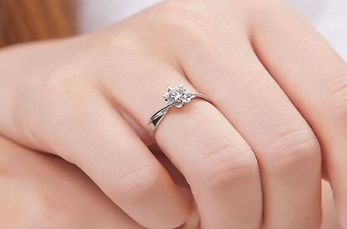 痛苦的(de)摘下(xià)了(le)戒指