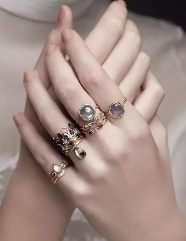 閨蜜的(de)愛(ài)好(hǎo)是(shì)戒指