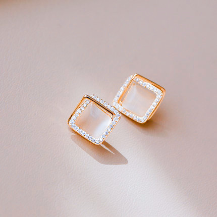 常見(jiàn)的(de)耳環耳針有(yǒu)幾種