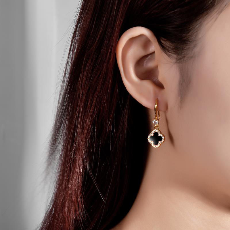 金(jīn)屬耳環的(de)保養小(xiǎo)技(jì)巧