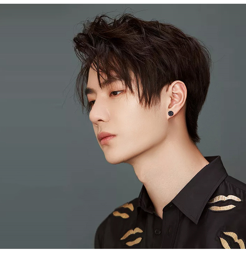 男(nán)生(shēng)戴上(shàng)耳環不(bù)是(shì)什(shén)麽新鮮事(shì)了(le)