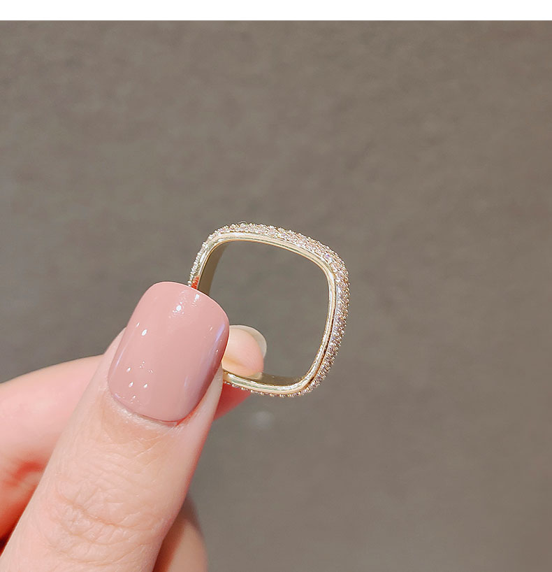 我想擁有(yǒu)一(yī)枚小(xiǎo)方形戒指