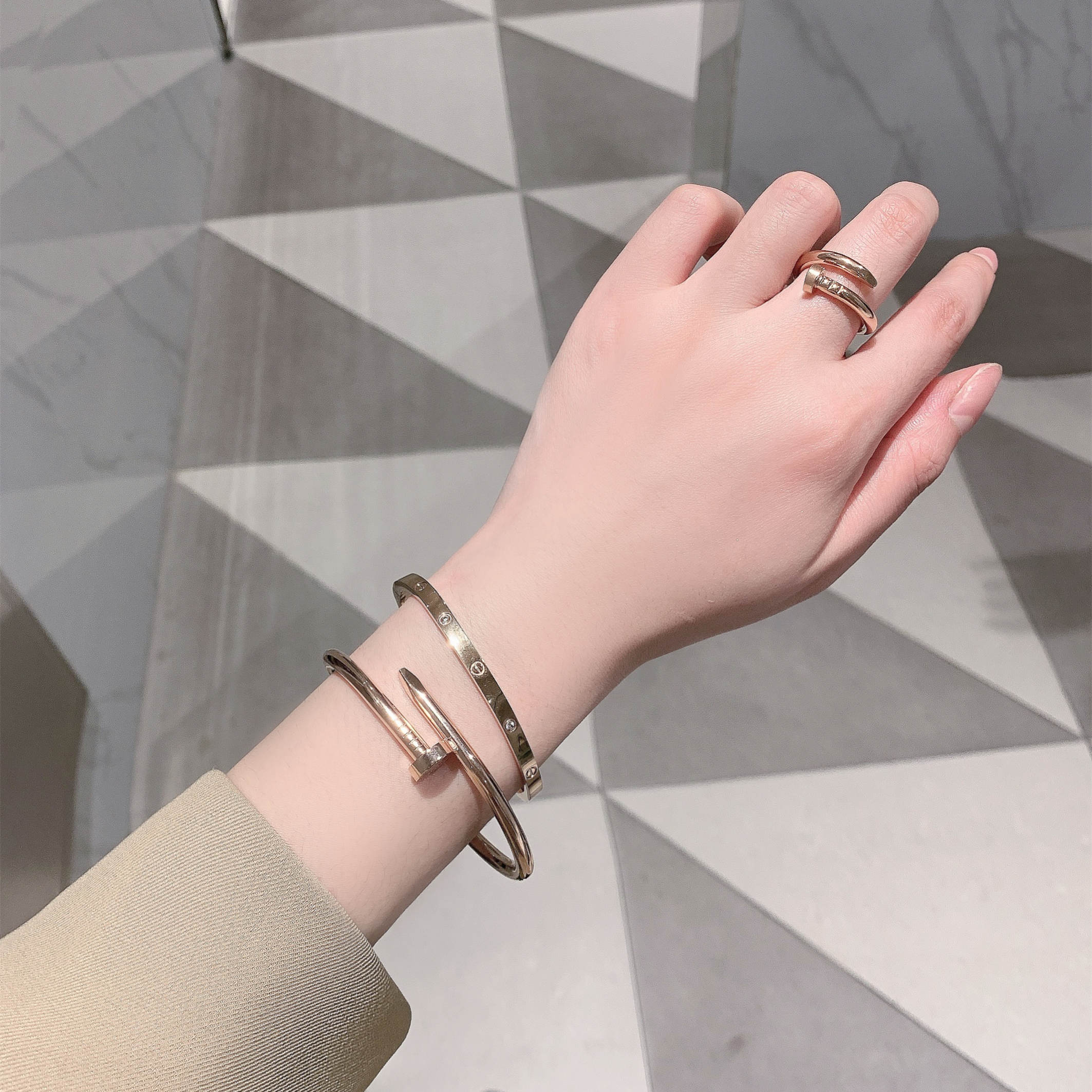 18K金(jīn)手镯掉色了(le)，是(shì)假貨嗎(ma)(圖1)