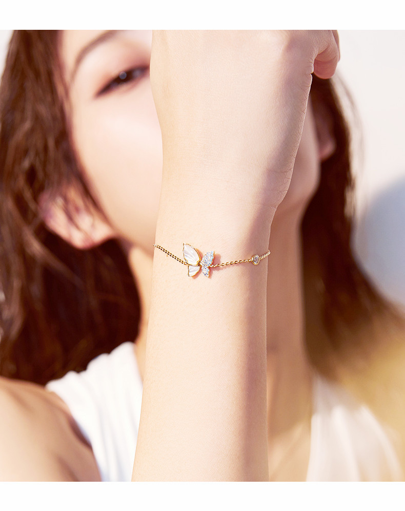 輕輕的(de)我想握住你(nǐ)戴上(shàng)手鏈的(de)手