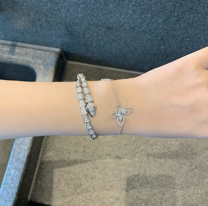 手镯應該選擇什(shén)麽材質的(de)比較好(hǎo)？