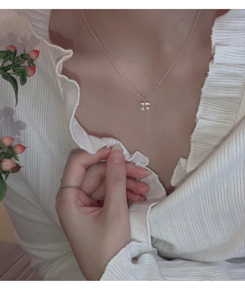 項鏈依舊(jiù)，你(nǐ)我已形同陌路(lù)(圖1)