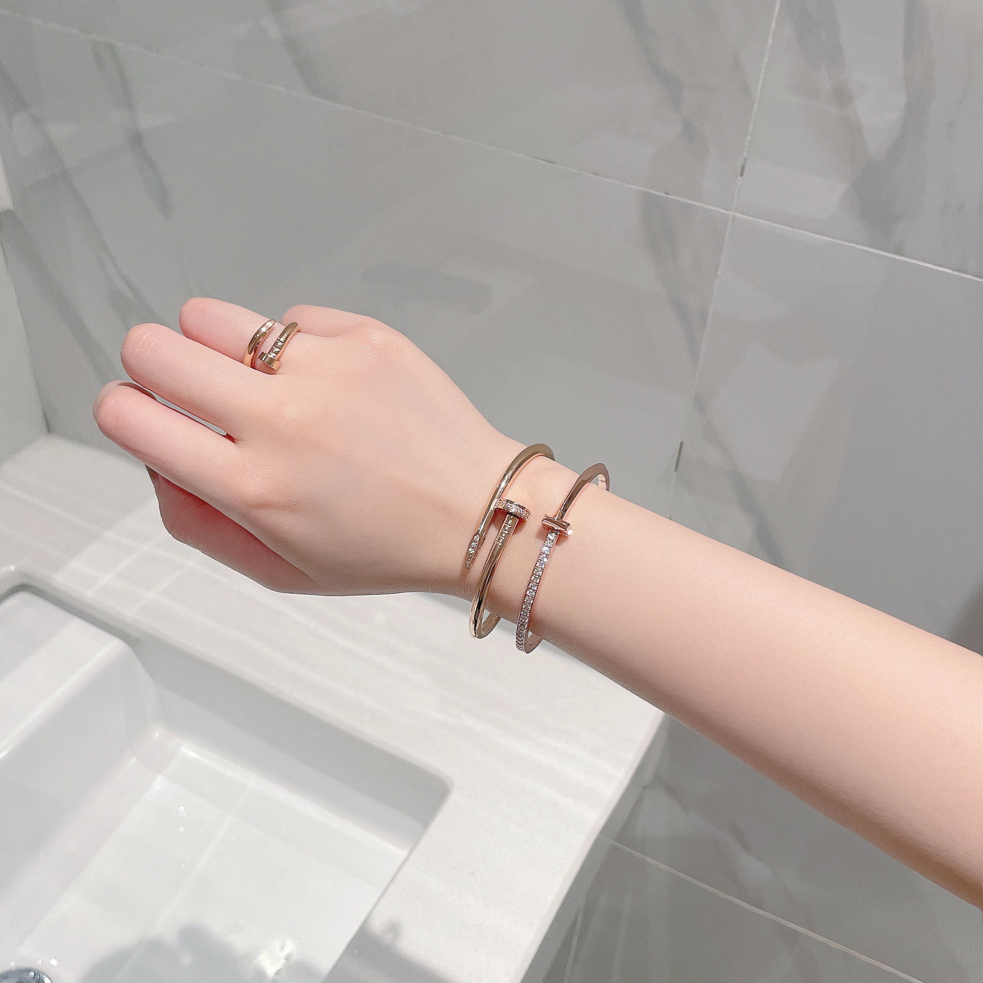 擁抱手镯，獨自(zì)療傷