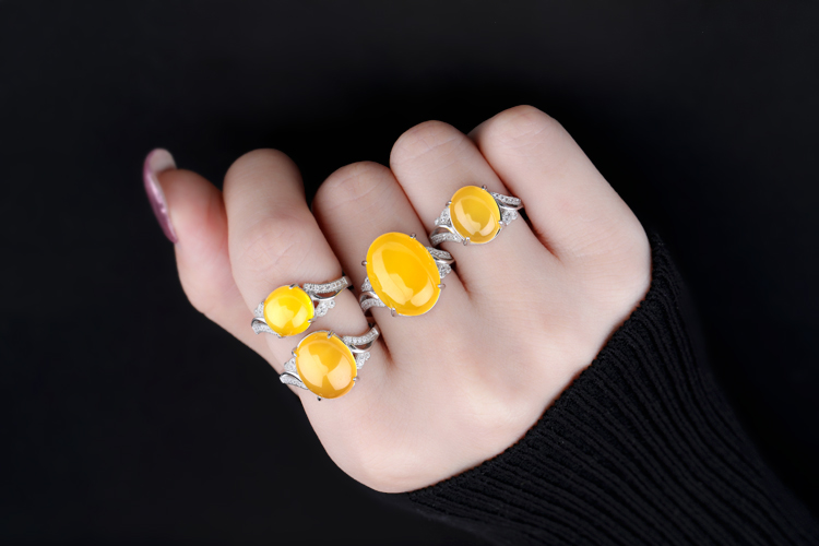 女(nǚ)性戴戒指顯露的(de)性格