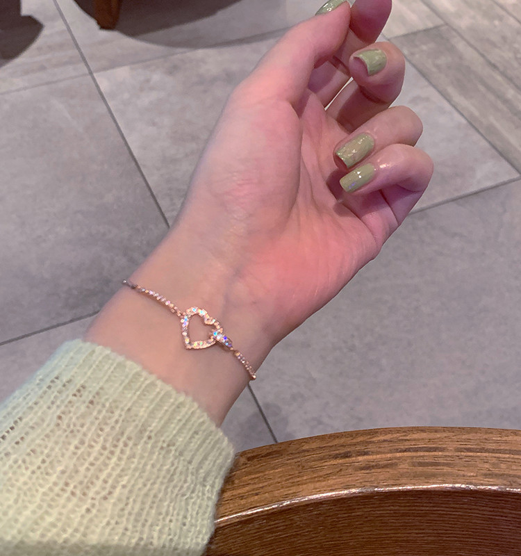 手鏈鑽石已掉，對(duì)你(nǐ)的(de)心不(bù)曾停止