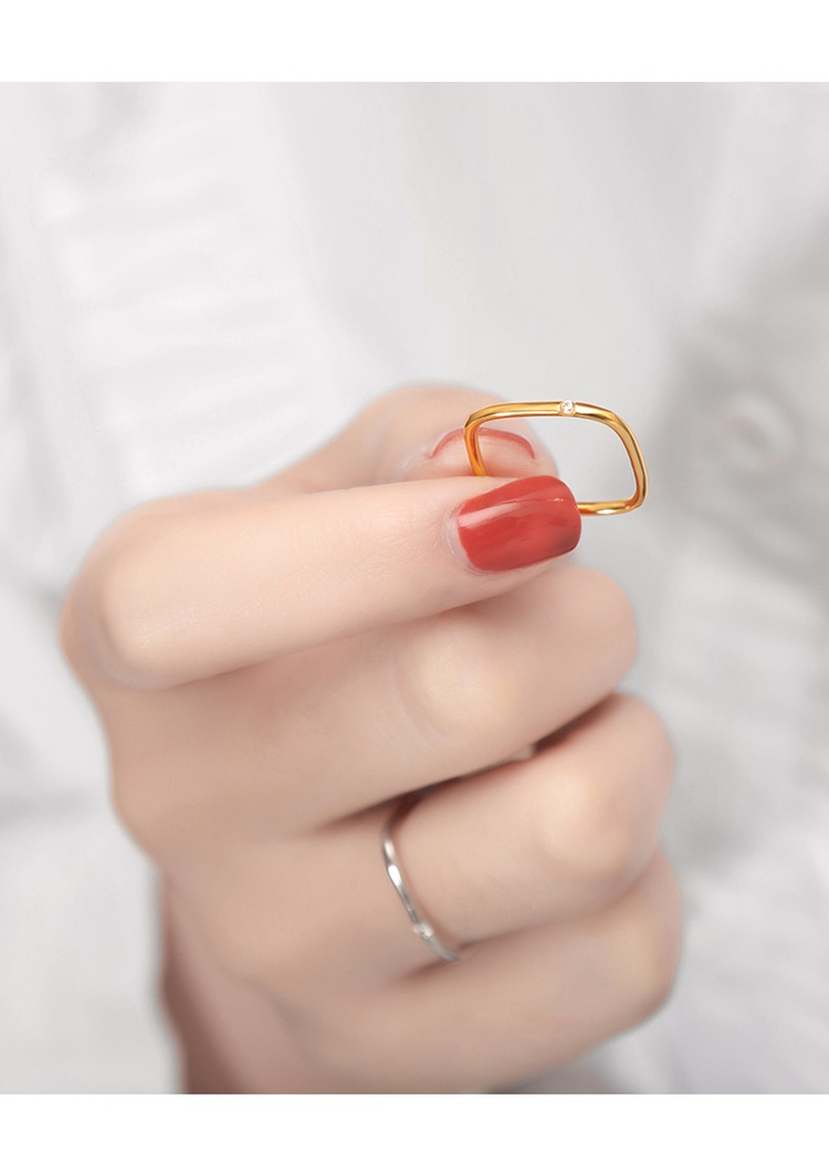 取下(xià)指尖的(de)戒指