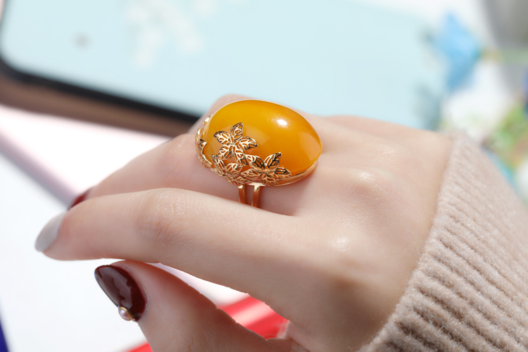 銀(yín)戒指鑲嵌寶石可(kě)以電(diàn)鍍嗎(ma)