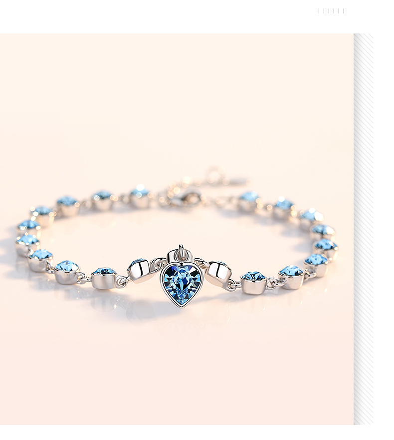 我把手镯捧在手心