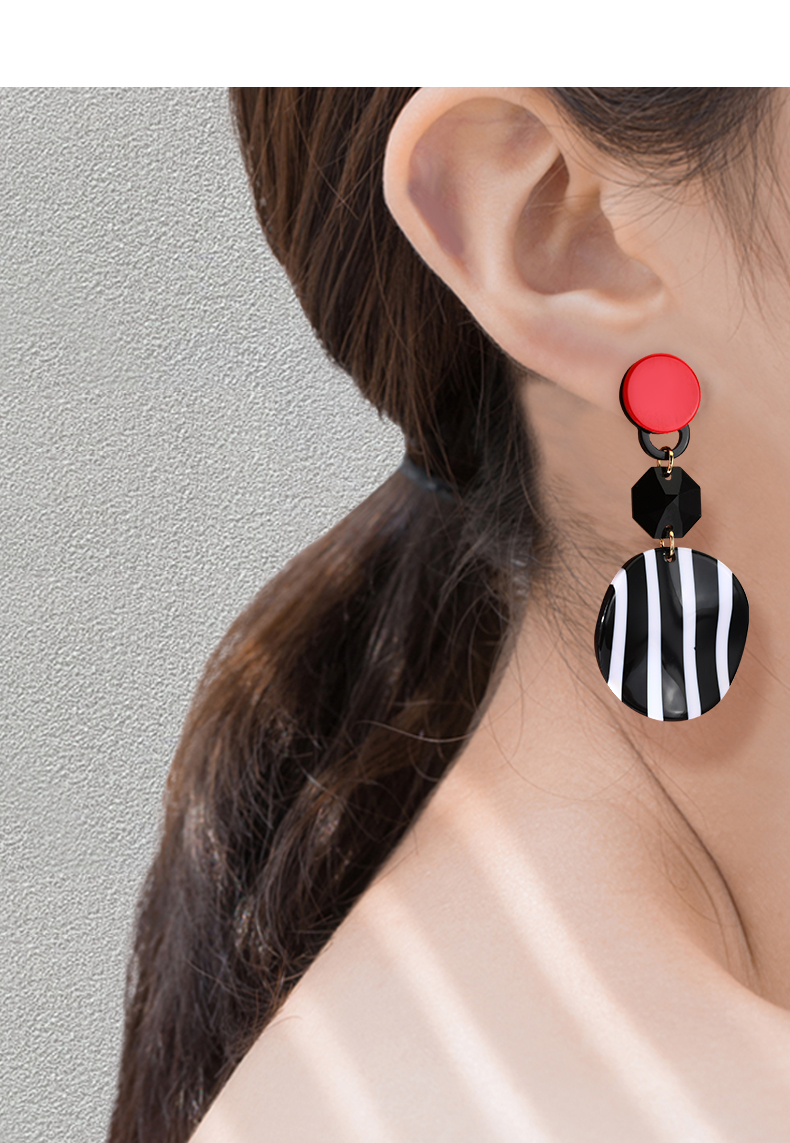 哪些(xiē)材質的(de)耳環不(bù)會(huì)對(duì)人(rén)體(tǐ)造成過敏