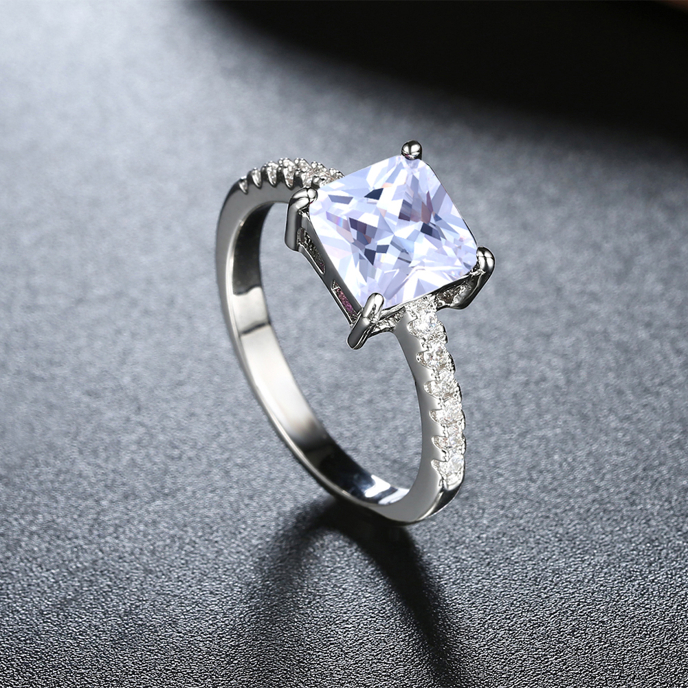 取下(xià)戒指一(yī)個(gè)人(rén)喝(hē)一(yī)杯