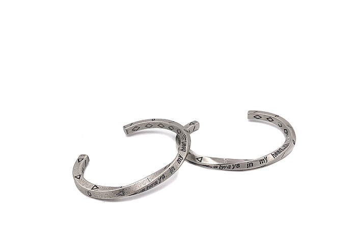 銀(yín)飾品廠(chǎng)生(shēng)産的(de)銀(yín)手镯價格貴嗎(ma)