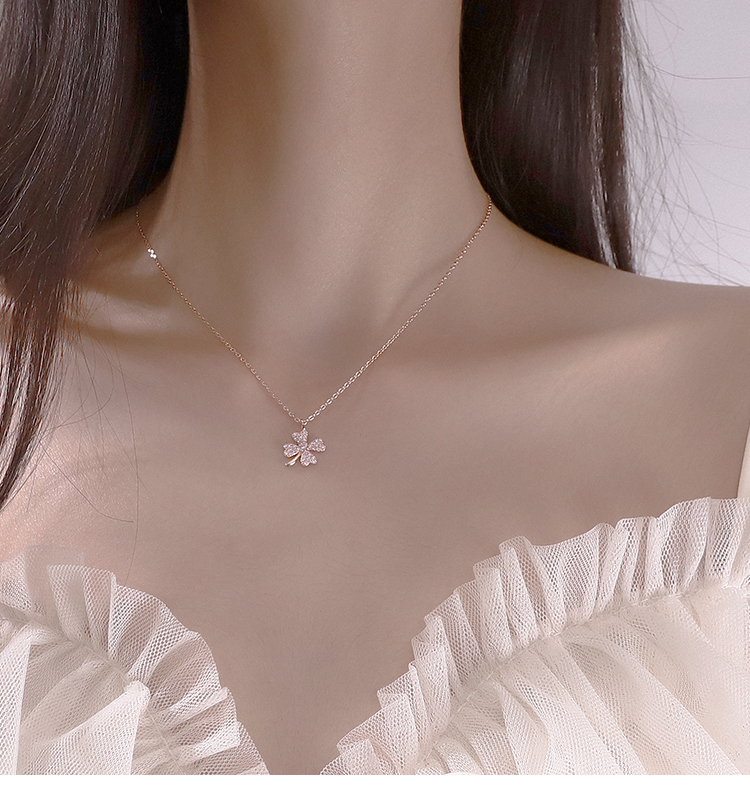 胸前的(de)項鏈在搖晃