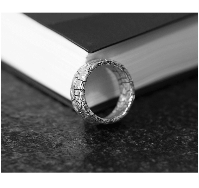 伸出手撫摸著(zhe)口袋裡(lǐ)的(de)戒指