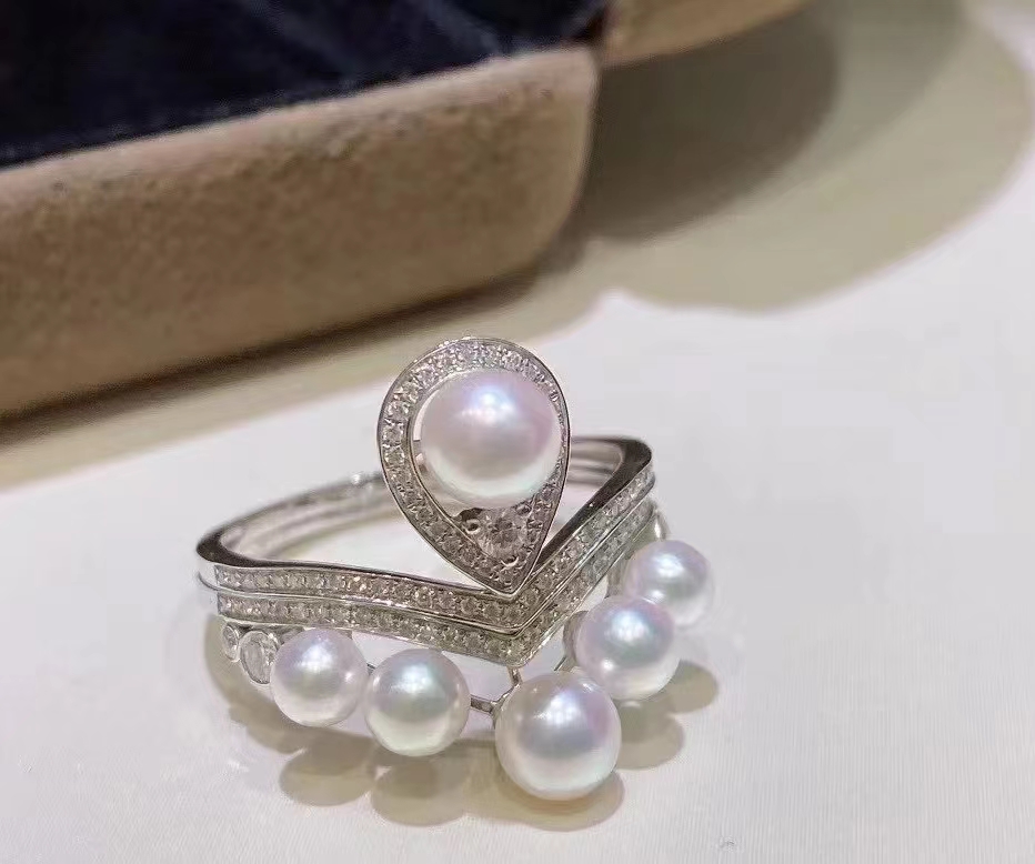 打開(kāi)盒子(zǐ)裡(lǐ)的(de)戒指